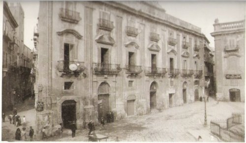 4-1905-piazza-s-domenico-palazzo-montalbano-o-monteleone.jpg